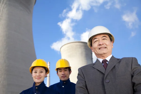 Affärsman och arbetare i hardhats — Stockfoto