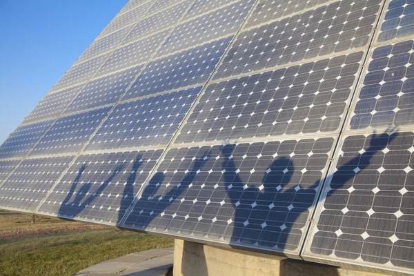 Arme auf Solarpaneel ausgestreckt — Stockfoto