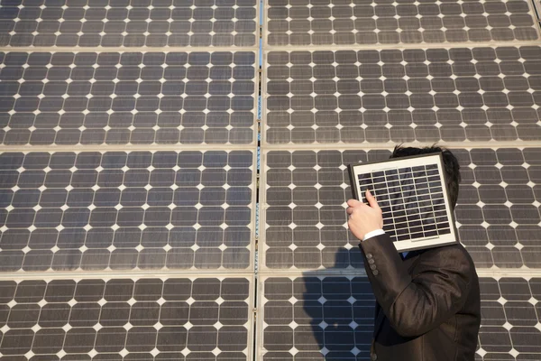 Empresário com painéis solares — Fotografia de Stock