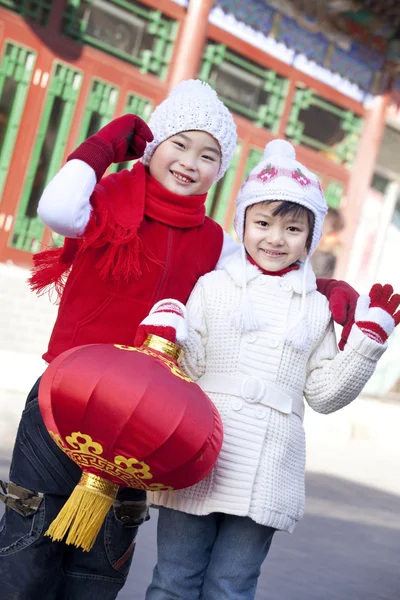 Niños sosteniendo linterna roja — Foto de Stock