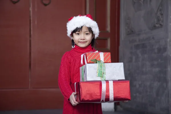 Mädchen mit Weihnachtsgeschenken — Stockfoto