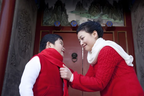 Momento tierno entre madre e hijo — Foto de Stock