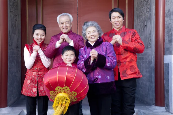 家族が中国の旧正月を祝う — ストック写真