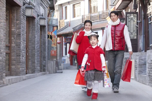 Famiglia andare a fare shopping — Foto Stock