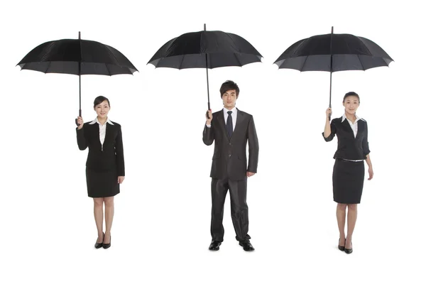 Drei Geschäftsleute mit Regenschirm — Stockfoto