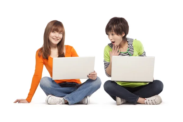 Dois amigos usando computadores portáteis — Fotografia de Stock