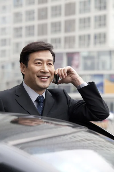 Affärsman talar i telefon utomhus — Stockfoto