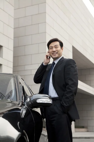 Empresario hablando por teléfono al aire libre — Foto de Stock