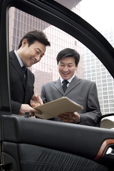 Twee zakenmensen die buiten werken — Stockfoto