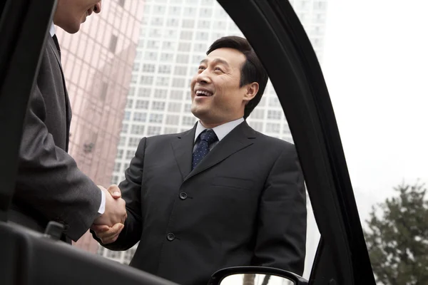 Two businessmen working outside — Stock Photo, Image