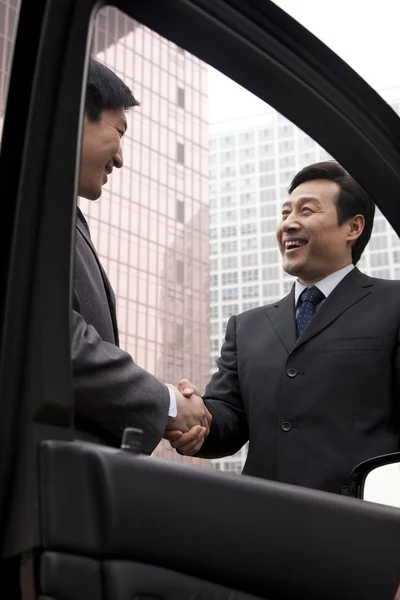 Two businessmen working outside — Stock Photo, Image