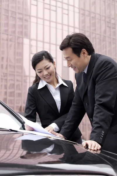 Two businesspeople working together outdoors — Stock Photo, Image