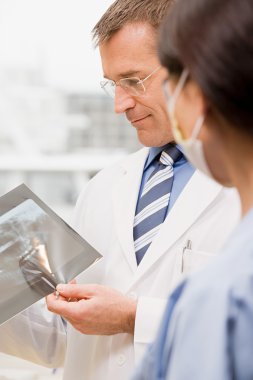 İki diş röntgen arayan doktorlar