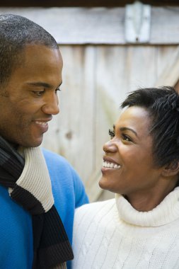 Birbirine gülümseyen çiftler.