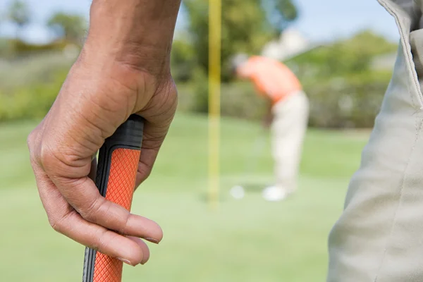 Bir golf kulübü tutan adam — Stok fotoğraf