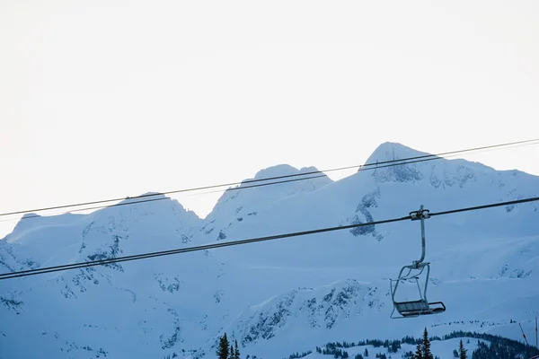 Sandalye Asansör ve dağlar — Stok fotoğraf