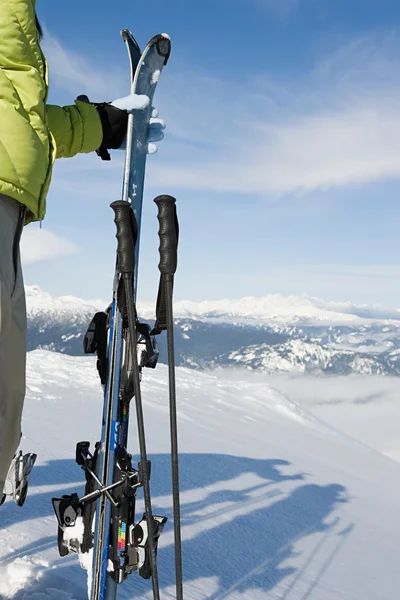 Sciatore maschile in piedi con gli sci in montagna — Foto Stock