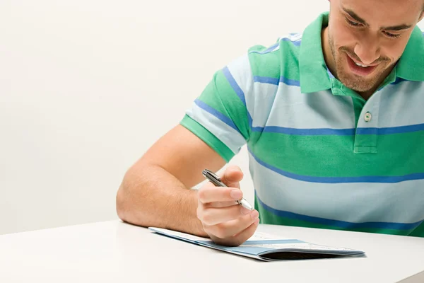 Hombre con libro de rompecabezas — Foto de Stock