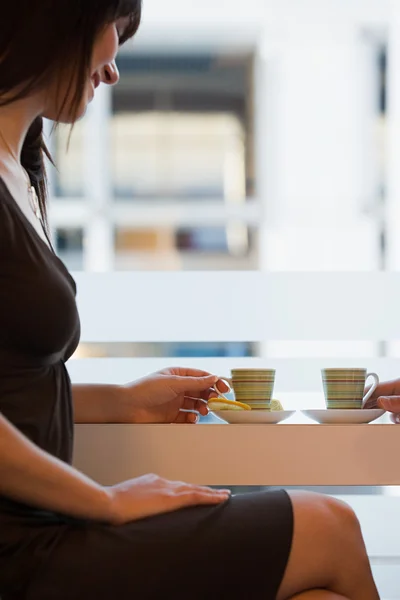 Mulher tomando chá — Fotografia de Stock