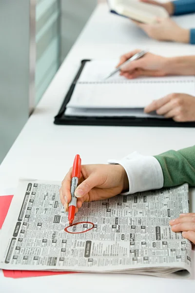 Menschen mit Zeitung und Büchern — Stockfoto