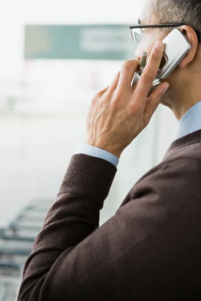 Uomo maturo sul cellulare — Foto Stock