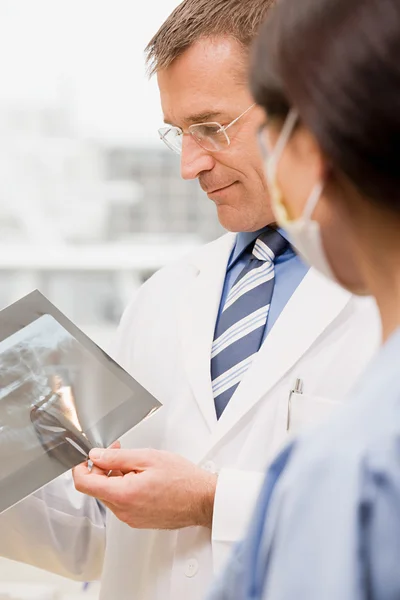 Deux médecins dentistes qui regardent la radiographie — Photo