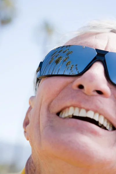 Muž nosí sluneční brýle — Stock fotografie