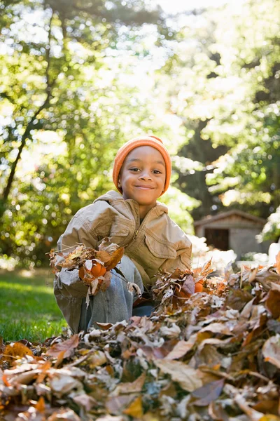 Ragazzo che tiene foglie — Foto Stock