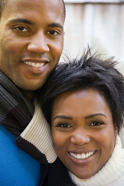 Retrato de um casal sorrindo — Fotografia de Stock