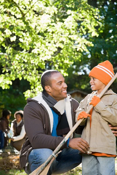 Padre e hijo en el jardín — Foto de Stock