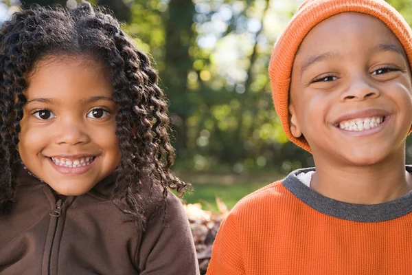 Hermana y hermano sonriendo — Foto de Stock