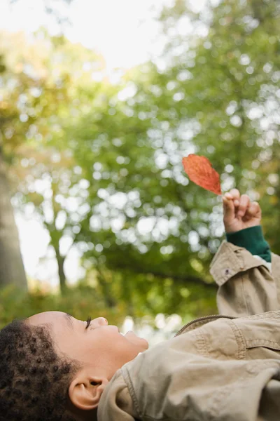 Pojken håller ett löv — Stockfoto
