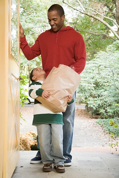 Pai e filho com mantimentos — Fotografia de Stock