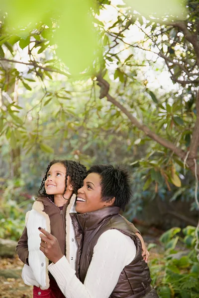 Mother and daughter in forest — Stock Photo, Image