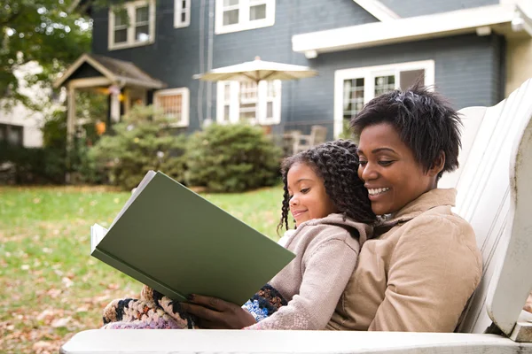 Madre e hija con libro — Foto de Stock