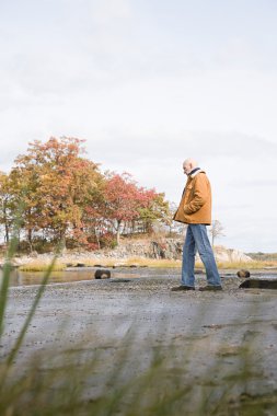 Ağaçlar yürüyen olgun adam