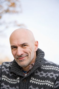 gülümseyen bir kel adam portresi