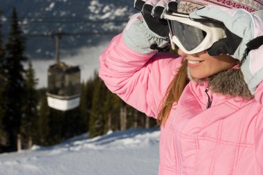 bir kar maskesi tutan kadın