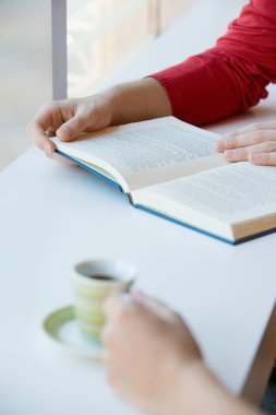İki kişi ile bir kitap