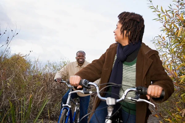 Africké pár cyklistika — Stock fotografie