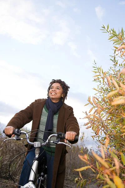 Porträtt av en afrikansk kvinna cykling — Stockfoto