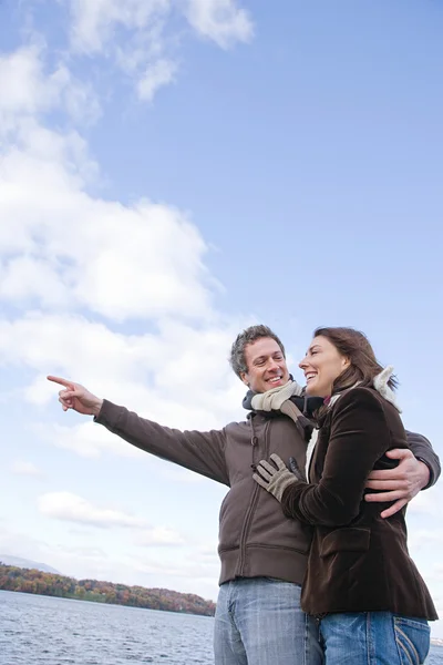 Ouder paar permanent op rotsen samen — Stockfoto