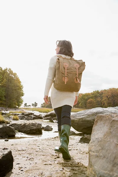 Olgun kadın Hiking — Stok fotoğraf