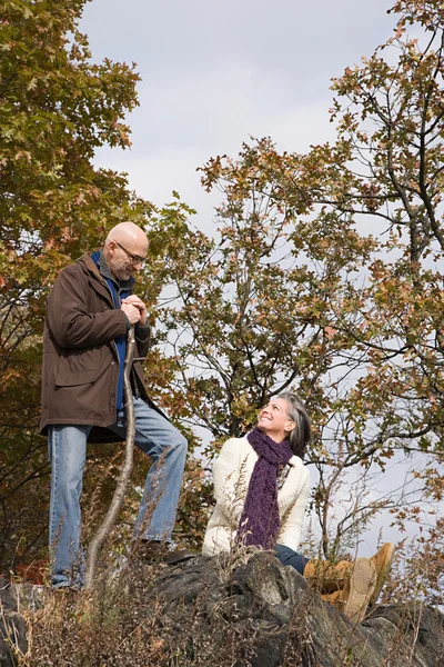 Paar rusten op de rotsen — Stockfoto