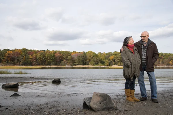 Ouder paar in de buurt van een meer — Stockfoto