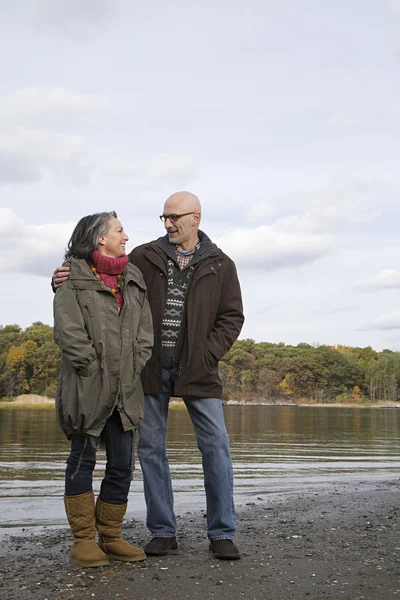 Coppia matura vicino a un lago — Foto Stock