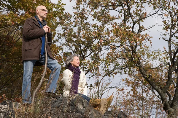 Ehepaar rastet neben Bäumen aus — Stockfoto