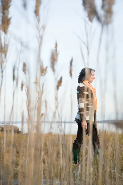 Zralá žena chůze na bažiny — Stock fotografie