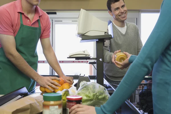 Family at a supermarket checkout — Stock Photo, Image