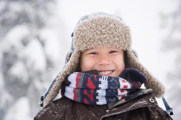 Retrato do menino na neve — Fotografia de Stock